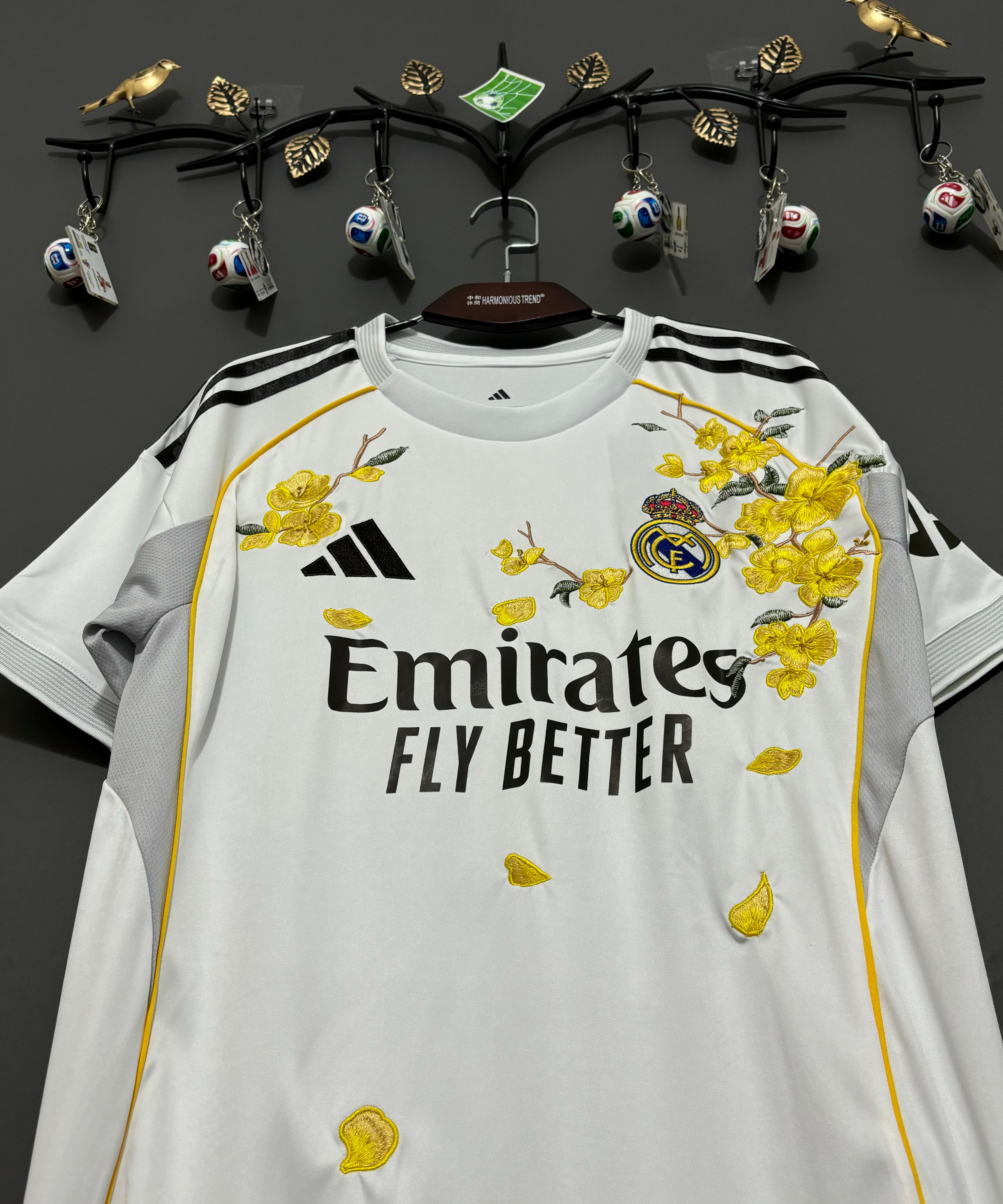 Real Madrid Golden Blossom Embroidered Jersey - product image 4 - 355b88b2