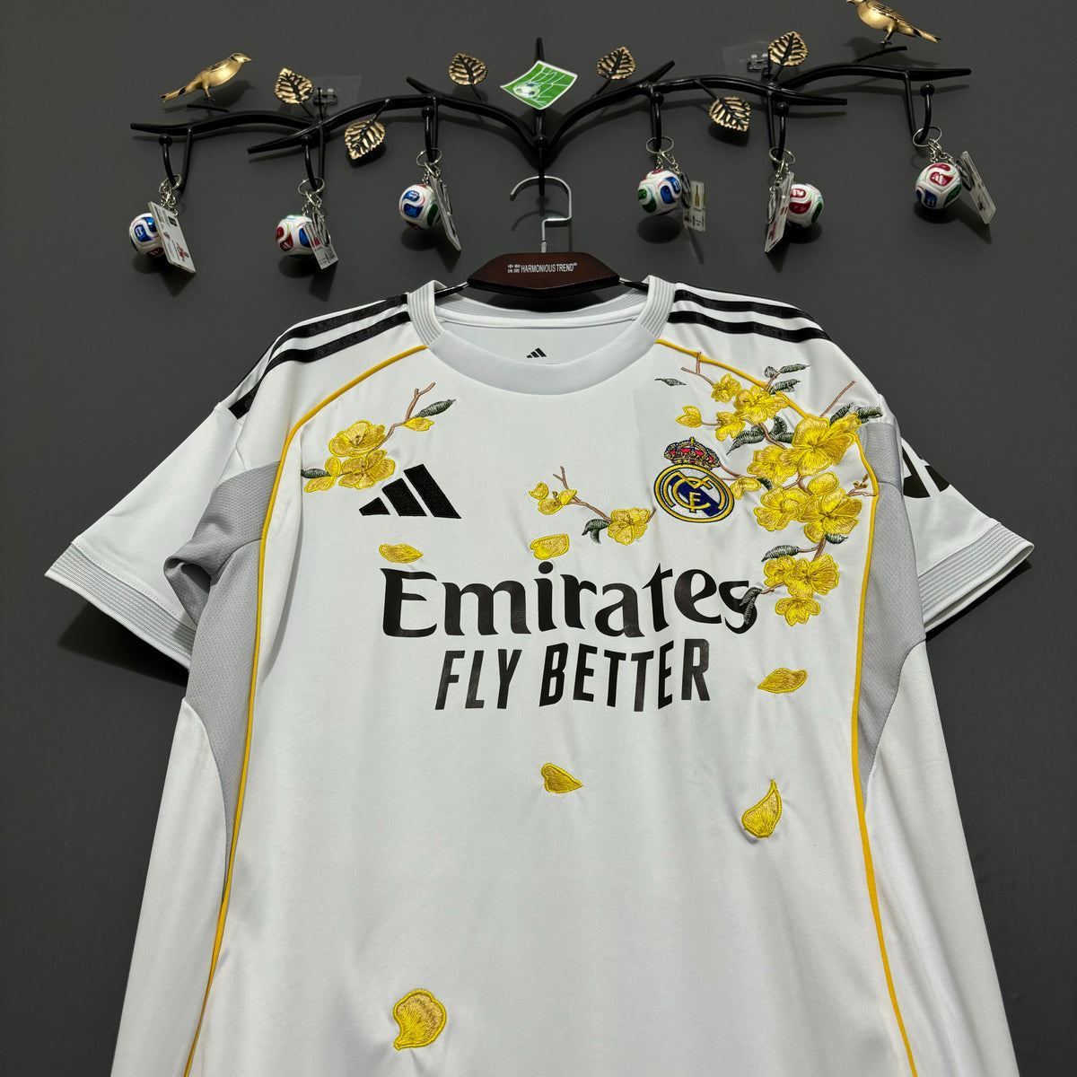 Real Madrid Golden Blossom Embroidered Jersey - product image 4 - 355b88b2