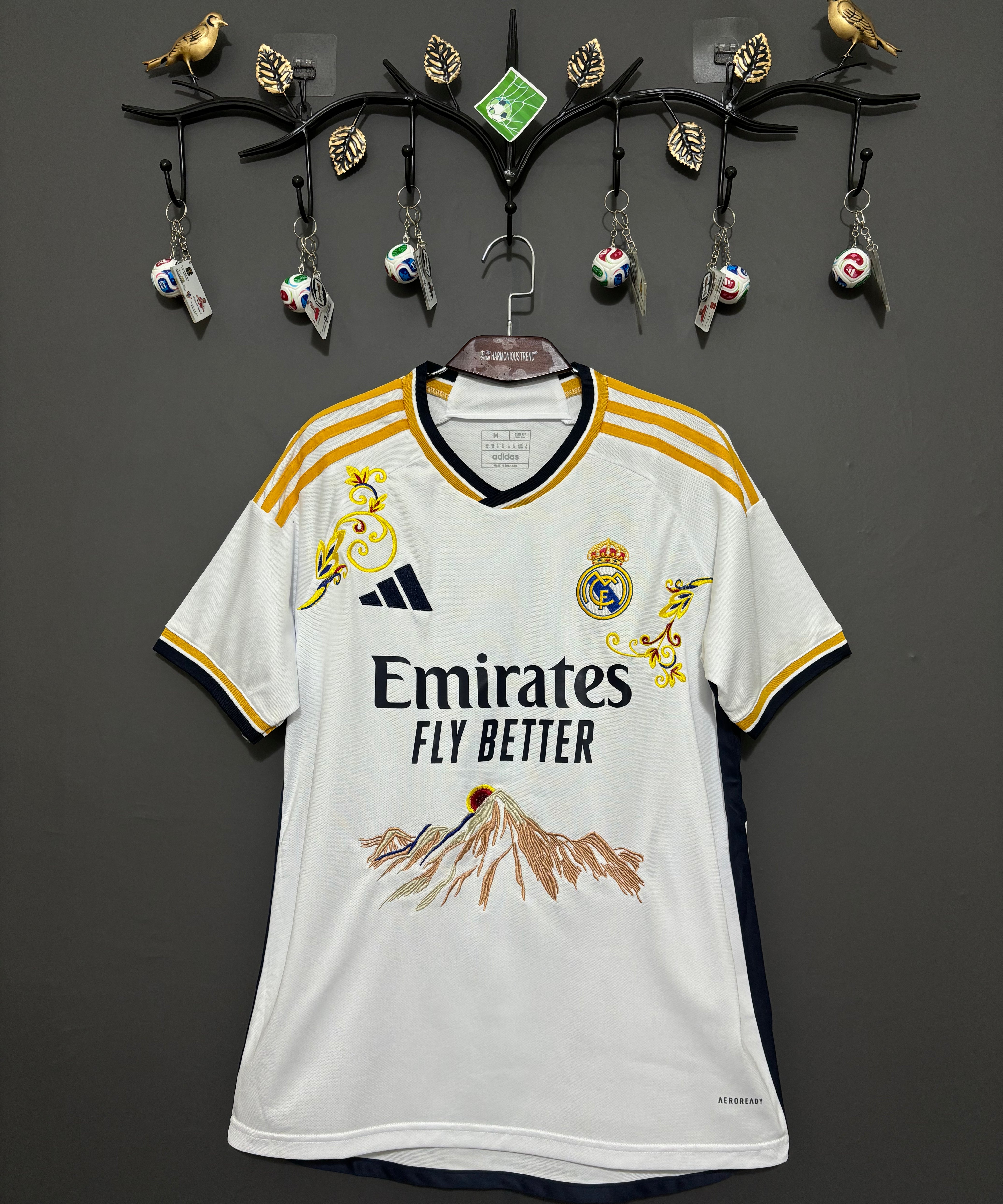 Real Madrid Golden Mountain Embroidered Jersey - product image 1 - 605500e5