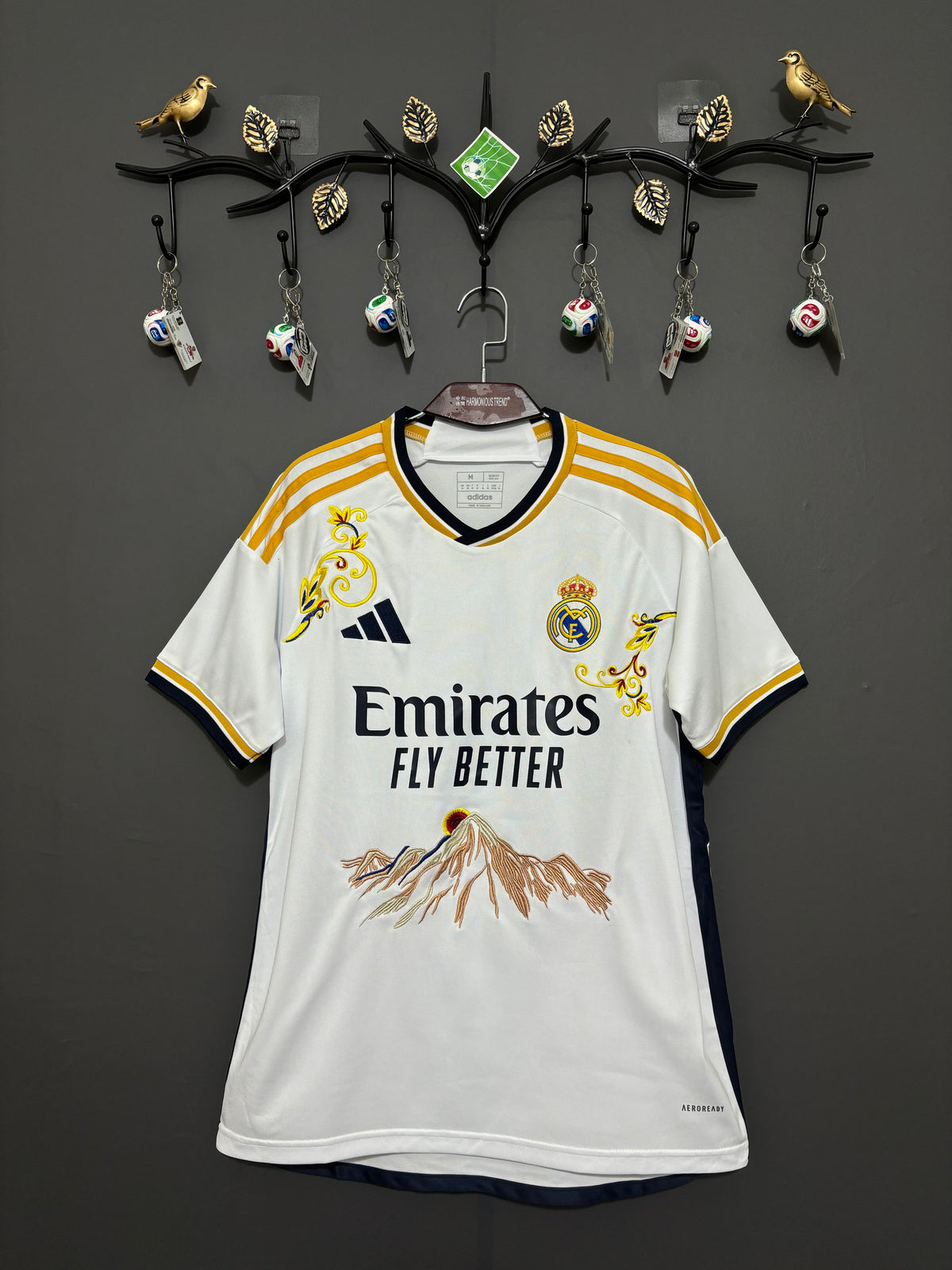Real Madrid Golden Mountain Embroidered Jersey - product image 1 - 605500e5