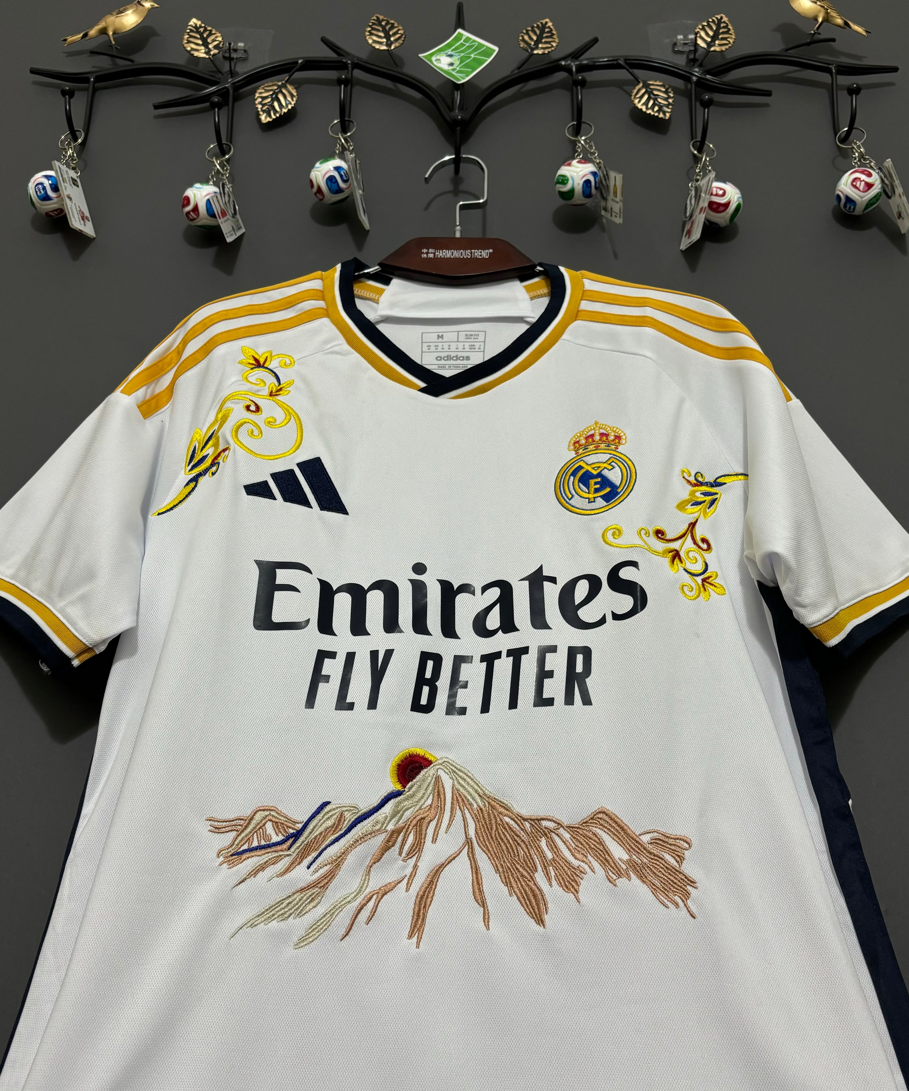 Real Madrid Golden Mountain Embroidered Jersey - product image 3 - 67e2979a