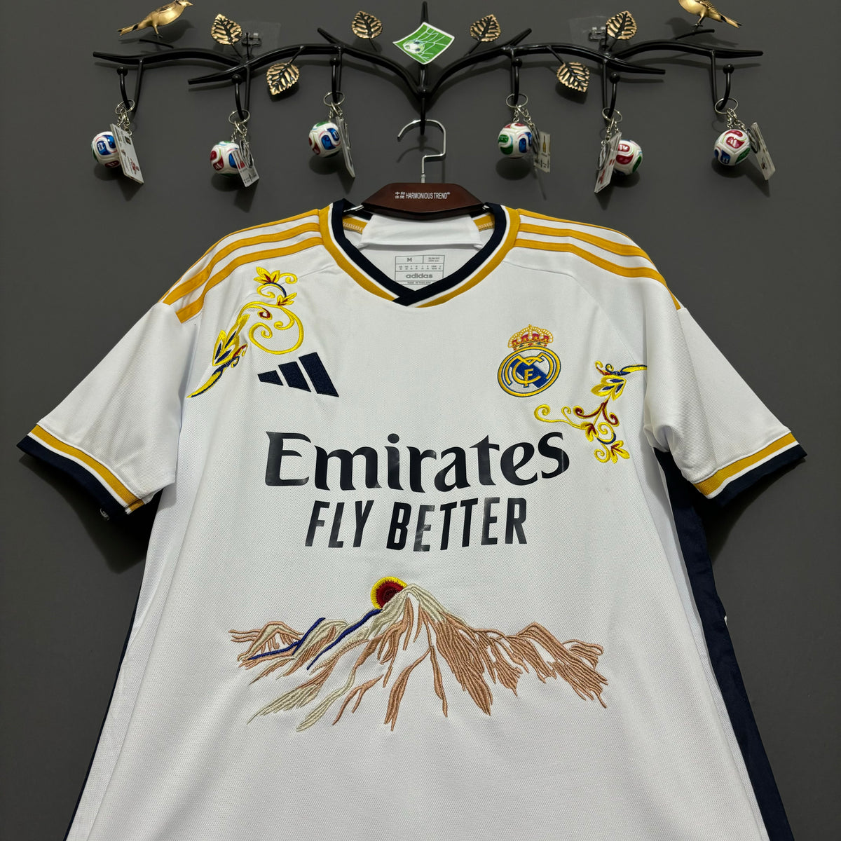 Real Madrid Golden Mountain Embroidered Jersey - product image 3 - 67e2979a