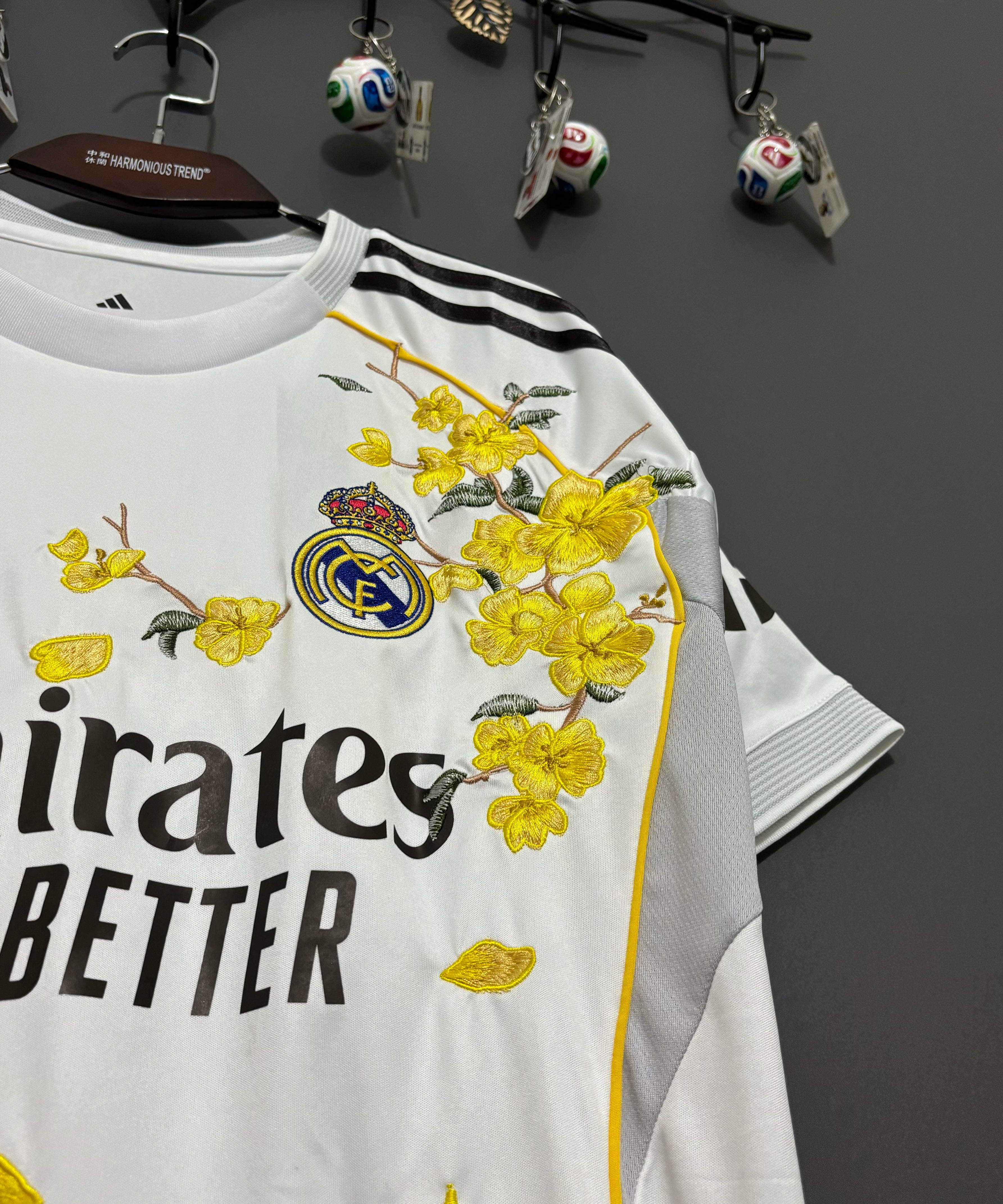 Real Madrid Golden Blossom Embroidered Jersey - product image 3 - 7fd346e3