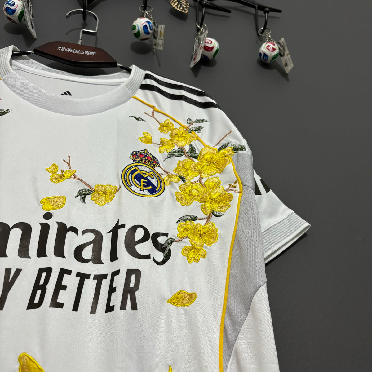 Real Madrid Golden Blossom Embroidered Jersey - product image 3 - 7fd346e3